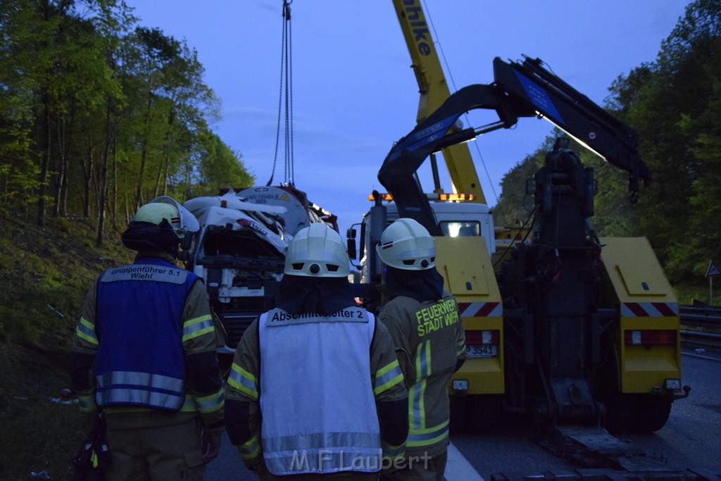 VU Gefahrgut LKW umgestuerzt A 4 Rich Koeln Hoehe AS Gummersbach P586.JPG - Miklos Laubert